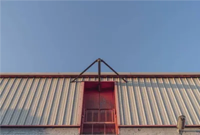 Pētot stāvoša šuves metāla jumta sistēmas izturību